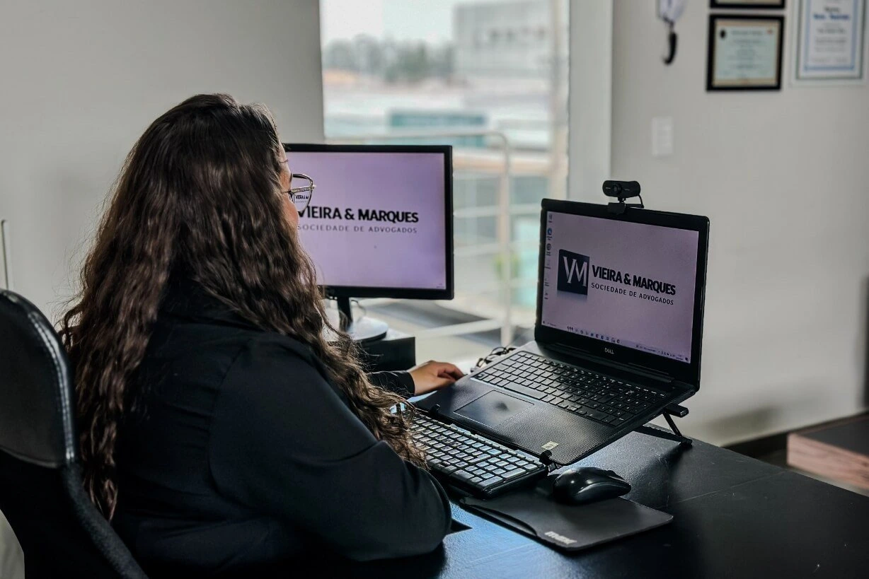 Advogada trabalhando em um caso