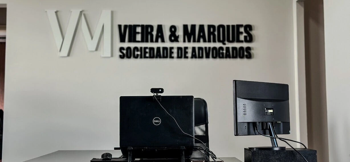 Recepção do escritório com a marca Vieira & Marques